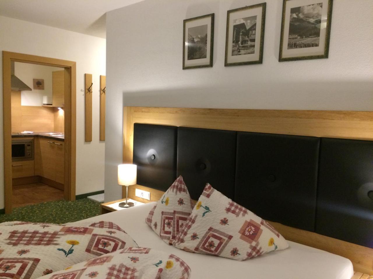 Jenneweinhof Hotell Tux Eksteriør bilde